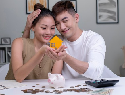 Milenial sedang melihat rumah yang akan dibeli