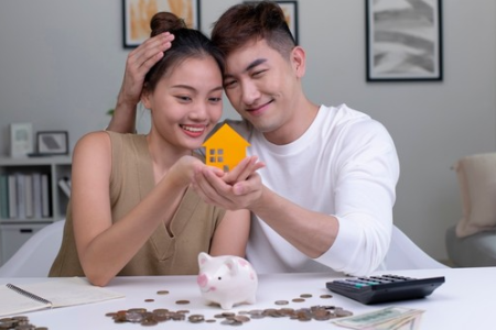 Milenial sedang melihat rumah yang akan dibeli