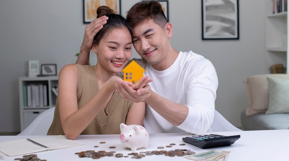 Milenial sedang melihat rumah yang akan dibeli